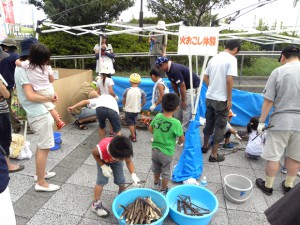 昨年度鶴見川流域センターで実施した防災イベントでの火起こし体験のようす。