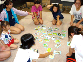 2012年7月、気仙沼の子どもたちとライジャケ隊で生きものカルタ大会!みんなすっかり打ち解け、楽しんでくれました。(東日本子どもの自然体験活動交流事業) 2012年7月、気仙沼の子どもたちとライジャケ隊で生きものカルタ大会!みんなすっかり打ち解け、楽しんでくれました。(東日本子どもの自然体験活動交流事業)